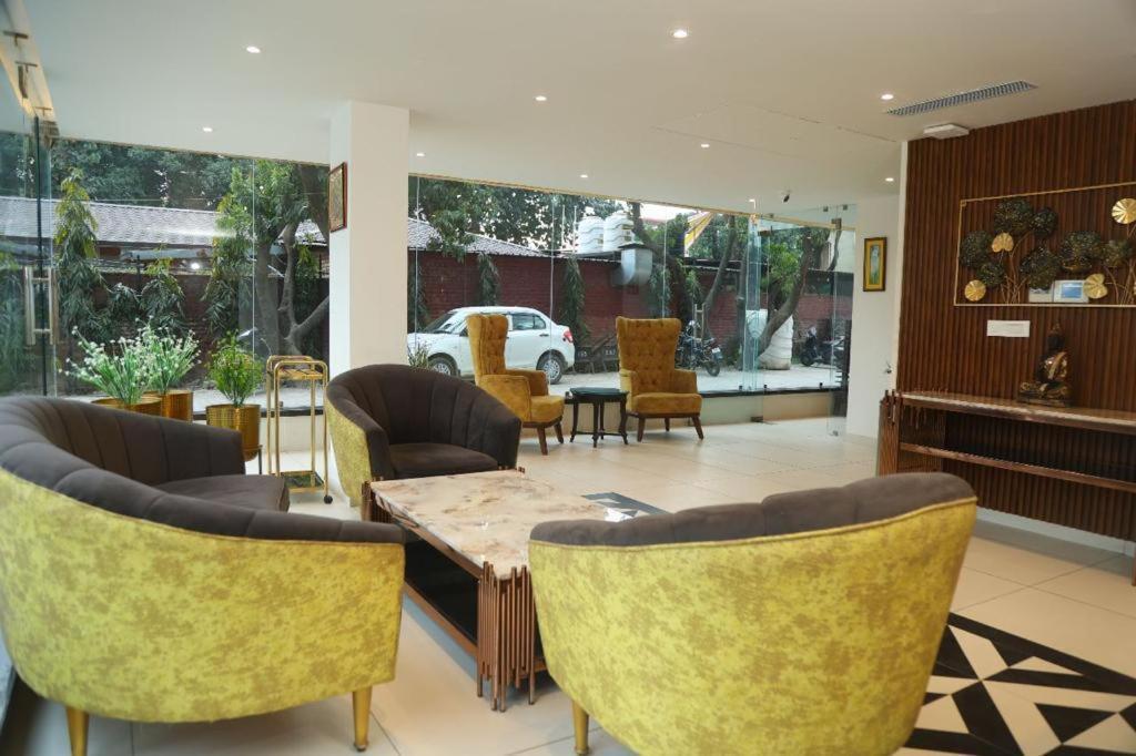Sapphire Sky Hotel Dehradun Extérieur photo