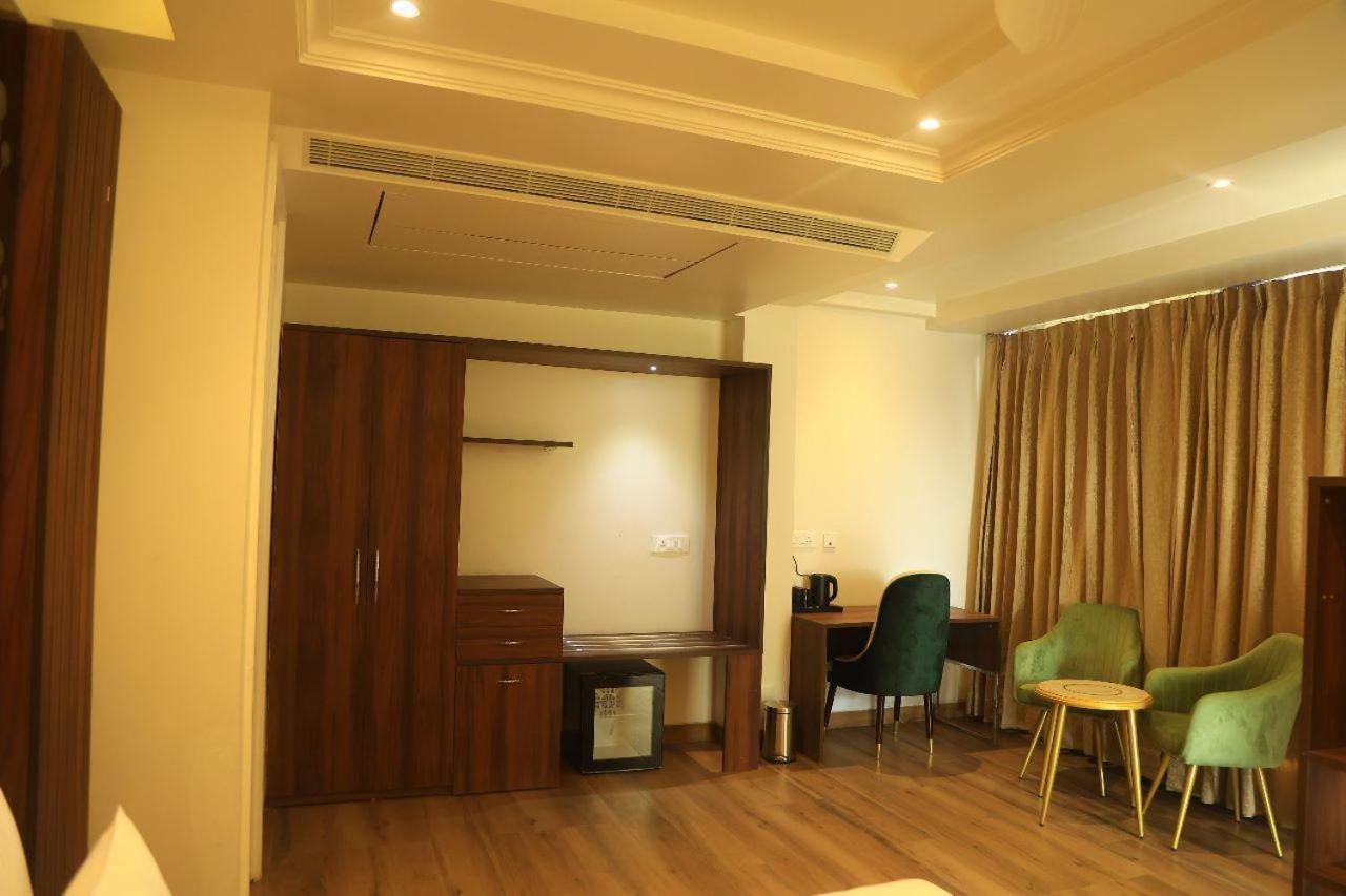 Sapphire Sky Hotel Dehradun Extérieur photo
